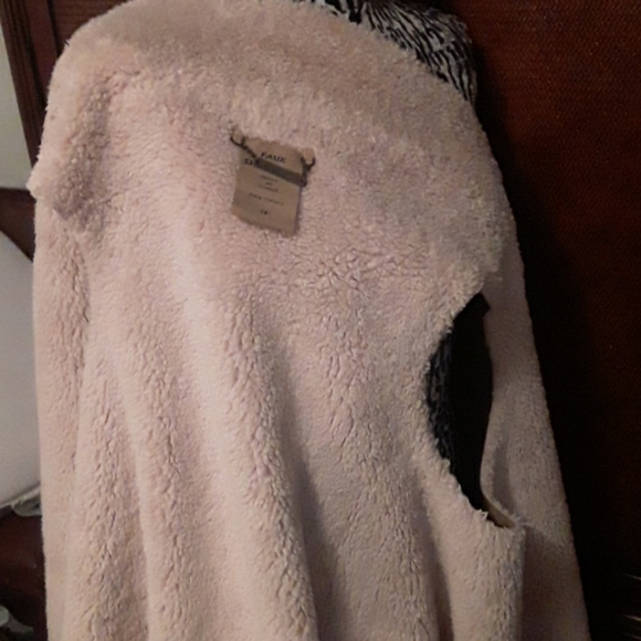 Faux shearling vest - Picture 4 of 6